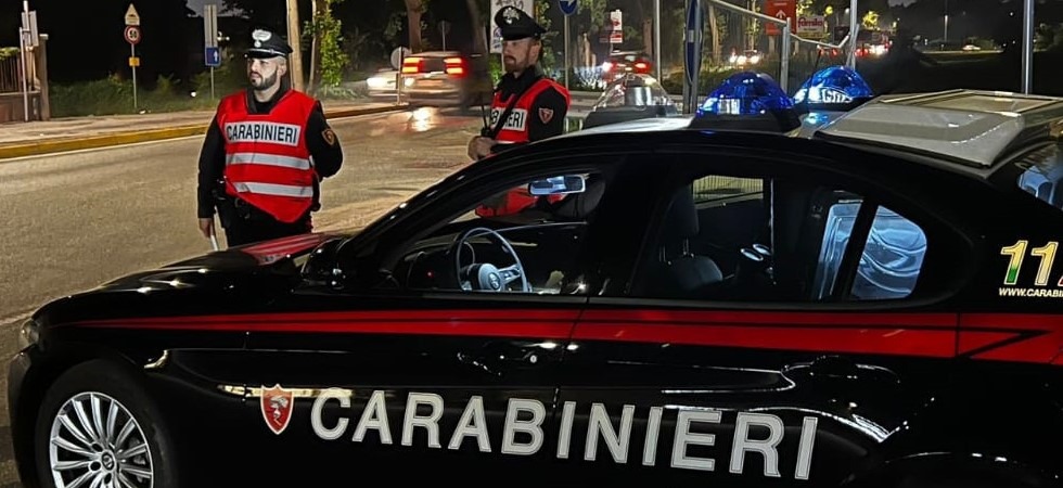 Su una moto rubata (con un minorenne a bordo) forza il posto di blocco: il folle inseguimento contromano
